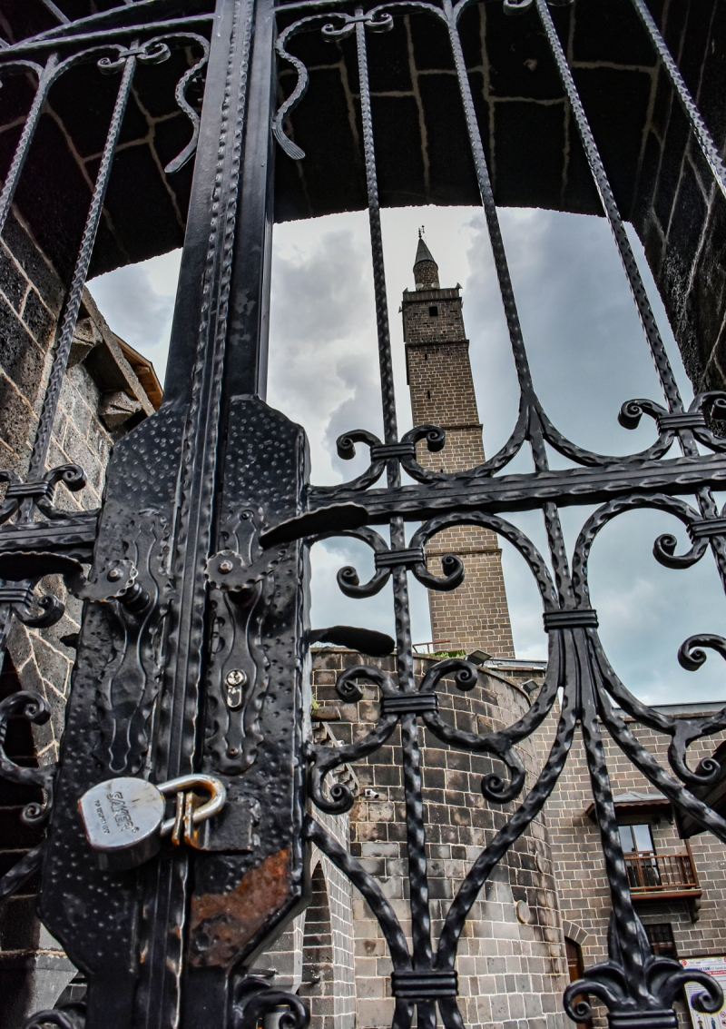 <p>evrelerinde bulunan tarihi mekanlardaki iletmelerin kapal olduunu dile getiren Tun, 'Daha nce burada adeta ine atsan yere dmezdi. O kalabalklar artk yok. nsanlar u anda evinde.' ifadesini kulland.</p>