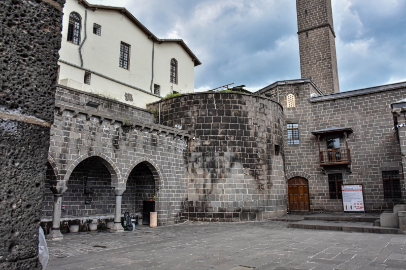 <p>Tun, bu srete insanlarn evinde kalmas gerektiine iaret ederek yle konutu:</p>