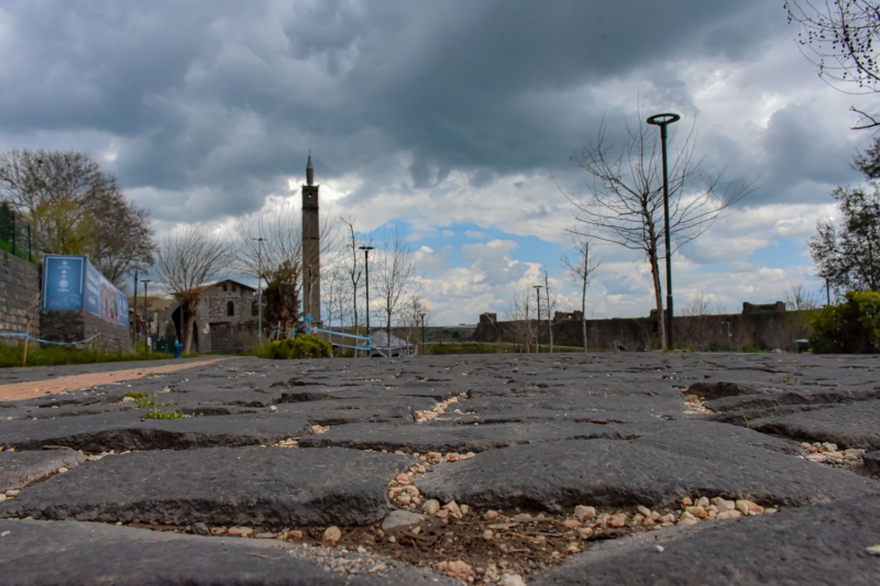 <p>Dnyay etkileyen koronavirs ile mcadele iin vatandalarn yetkililerin uyarlarn dikkate almas gerektiini anlatan zkal, vatandalarn genelinin arlara uyarak dar kmadn dile getirdi.</p>