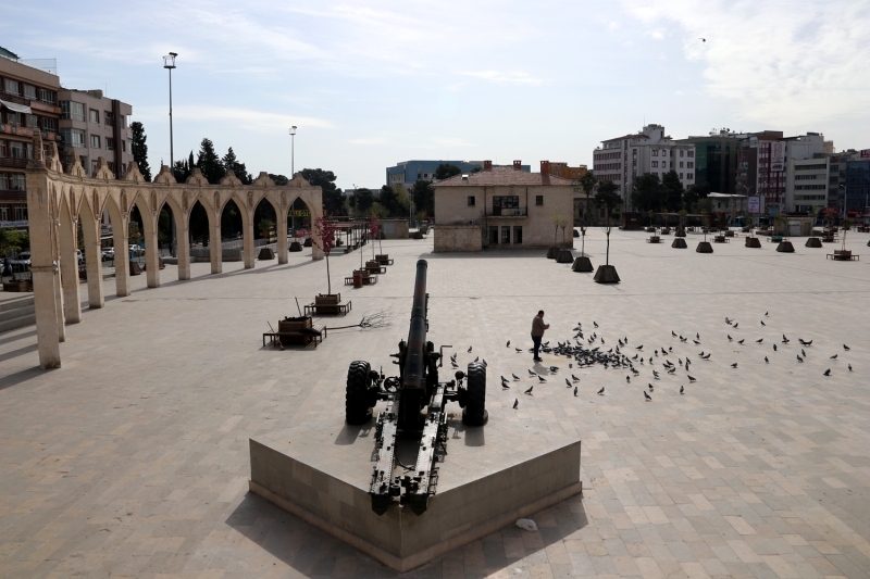 <p>anlurfa'da vatandalarn, yeni tip koronavirs (Kovid-19) salgn nedeniyle 'Evde kal' arsna uymasyla meydanlar bo kald. Kentin en kalabalk yerleri arasnda yer alan Rabia Meydan ve evresinin bo olduu gzlendi.</p>