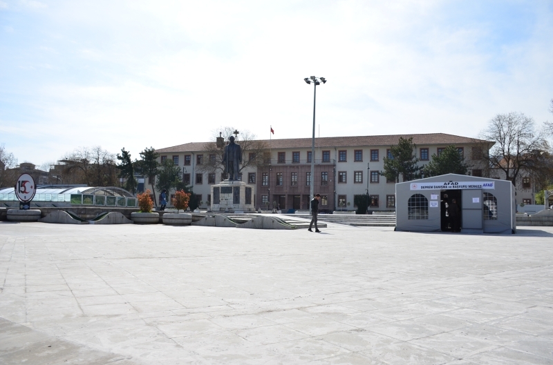 <p>Malatya'da vatandalar 'Evde kal' arsna uydu. Kentin merkezi konumundaki Valilik n Kapal ar stnde younluun azald gzlendi.</p><p>Yeni tip koronavirs (Kovid-19) tedbirleri kapsamnda stanbul, Ankara ve zmir bata olmak zere yurt genelinde, 'Evde Kal Trkiye' arsna byk oranda uyuluyor. Malatya'da vatandalarn, yeni tip koronavirs (Kovid-19) salgn nedeniyle 'Evde kal' arsna uymasyla meydanlar ve sokaklar bo kald. Kentin merkezi konumundaki Yeni Cami evresi ile Soykan Meydan'n da younluun azald gzlendi.</p><p>Yeni tip koronavirs (Kovid-19) tedbirleri kapsamnda stanbul, Ankara ve zmir bata olmak zere yurt genelinde, 'Evde Kal Trkiye' arsna byk oranda uyuluyor. Kahramanmara'ta vatandalarn yeni tip koronavirs (Kovid-19) salgn nedeniyle 'Evde kal' arsna uymasyla meydanlar ve sokaklar bo kald. Kentin merkezi konumundaki Demokrasi Meydan'nn bo olduu gzlendi.</p><p>Yeni tip koronavirs (Kovid-19) tedbirleri kapsamnda stanbul, Ankara ve zmir bata olmak zere yurt genelinde, 'Evde Kal Trkiye' arsna byk oranda uyuluyor. Kilis'te vatandalarn, yeni tip koronavirs (Kovid-19) salgn nedeniyle 'Evde kal' arsna uymasyla meydanlar ve sokaklar bo kald. Kentin merkezi konumundaki Cumhuriyet Meydan ve balantl caddelerin evresinin bo olduu gzlendi.</p><p>Yeni tip koronavirs (Kovid-19) tedbirleri kapsamnda stanbul, Ankara ve zmir bata olmak zere yurt genelinde, 'Evde Kal Trkiye' arsna byk oranda uyuluyor. Kilis'te vatandalarn, yeni tip koronavirs (Kovid-19) salgn nedeniyle 'Evde kal' arsna uymasyla meydanlar ve sokaklar bo kald. Kentin merkezi konumundaki Cumhuriyet Meydan ve balantl caddelerin evresinin bo olduu gzlendi.</p><ul><li><button></button></li><li><button></button></li><li><button></button></li><li><button></button></li><li><button></button></li><li><button></button></li><li><button></button></li><li><button></button></li><li><button></button></li><li><button></button></li><li><button></button></li><li><button></button></li><li><button></button></li><li><button></button></li><li><button></button></li><li><button></button></li><li><button></button></li></ul><p><button type='button'>k</button></p><header></header>