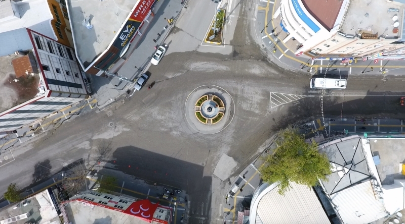 <p>Adyaman'da vatandalarn, yeni tip koronavirs (Kovid-19) salgn nedeniyle 'Evde kal' arsna uymasyla meydanlar bo kald. Kentin simgesi olan Smer Meydan'nn evresinin bo olduu gzlendi.</p>