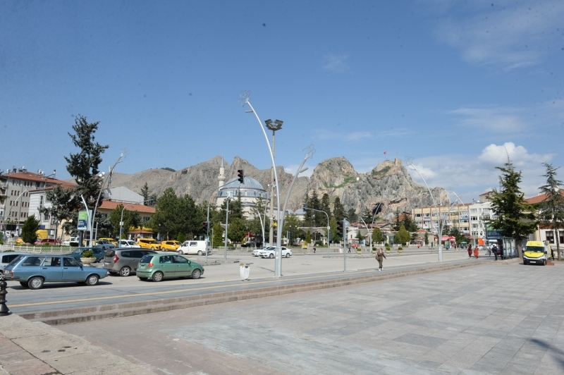 <p>Tokat'ta yeni tip koronavirs (Kovid-19) tedbirleri kapsamnda 'evde kal' arsna uyulmas ve 65 ya ile stndekilere getirilen sokaa kma kstlamas sonucu normalde younluun yaand Cumhuriyet Meydan Meydan bo kald.</p>