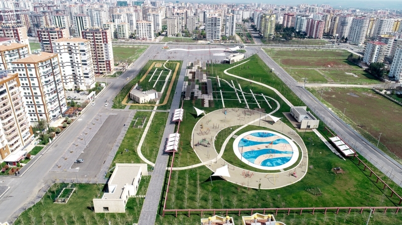 <p>Diyarbakr'da yeni tip koronavirs (Kovid-19) tedbirleri kapsamnda 'evde kal' arsna uyulmas ve 65 ya ile stndekilere getirilen sokaa kma kstlamas sonucu normalde younluun yaand Kent Meydan bo kald.</p>