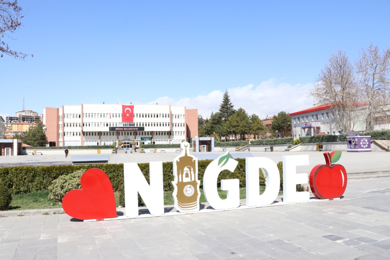 <p>Nide halk 'Evde kal' arsna uydu, Kent merkezinde vatandalarn younluk oluturduu mer Halisdemir Meydan bo kald.</p>