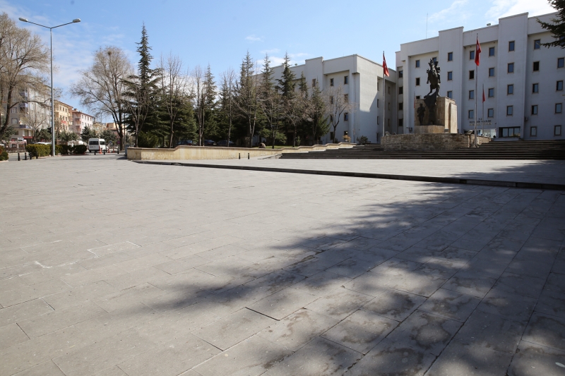 <p>Nevehir halk 'Evde kal' arsna uydu, Kent merkezinde vatandalarn younluk oluturduu Hkmet Kona Meydan bo kald.</p>