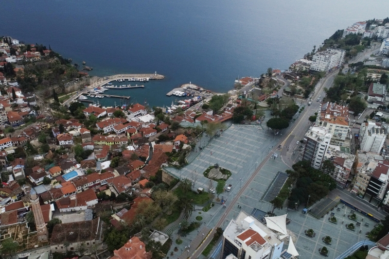<p>Koronavirs salgn nedeniyle ou evlerinde olan Antalyallar'n dar kmamas ve turist hareketliliinin olmamas nedeniyle Cumhuriyet Meydan bo kald.</p>