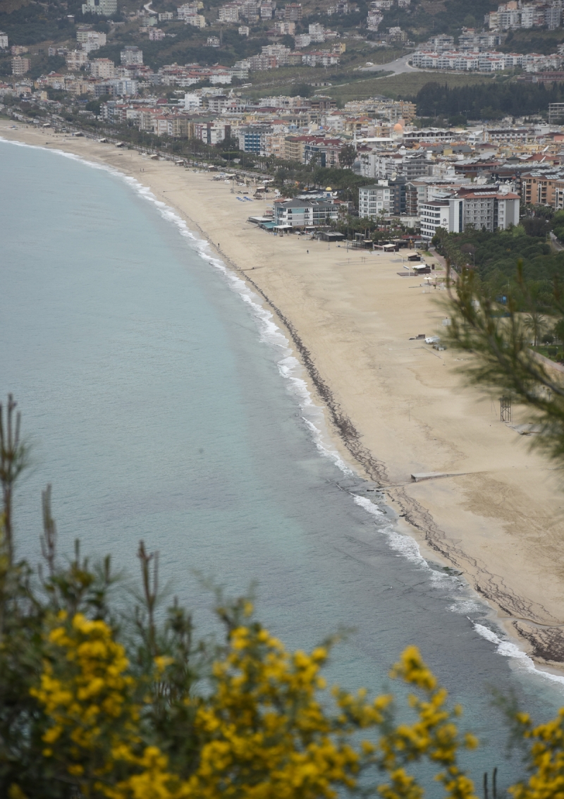 <p>Antalya'nn Alanya ilesi nl plajlar, yry yollar, cadde ve sokaklarnda, yeni tip koronavirs (Kovid-19) tedbirleri kapsamnda sakinlik hakim oldu.</p>