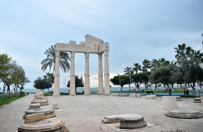 <p> Mersin'de, yeni tip koronavirs (Kovid-19) tedbirleri kapsamnda 'evde kal' arsna uyulmas ve 65 ya ile stndekilere getirilen sokaa kma kstlamas sonucu normalde younluun yaand Side harabeleriyle evrili Kltr Meydan'nda bu kez sessizlik hakimdi.</p>