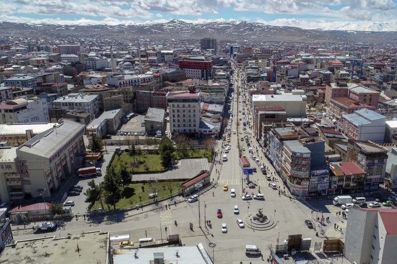 <p>Van'da yeni tip koronavirs (Kovid-19) tedbirleri kapsamnda 'evde kal' arsna uyulmas ve 65 ya ile stndekilere getirilen sokaa kma kstlamas sonucu normalde younluun yaand Cumhuriyet caddesi ile Beyol Meydan tenhalat.</p>