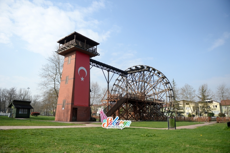 <p>Sakarya'da yeni tip koronavirs (Kovid-19) tedbirleri kapsamnda 'evde kal' arsna uyulmas ve 65 ya ile stndekilere getirilen sokaa kma kstlamas sonucu normalde younluun yaand Donatmpark bo kald.</p>