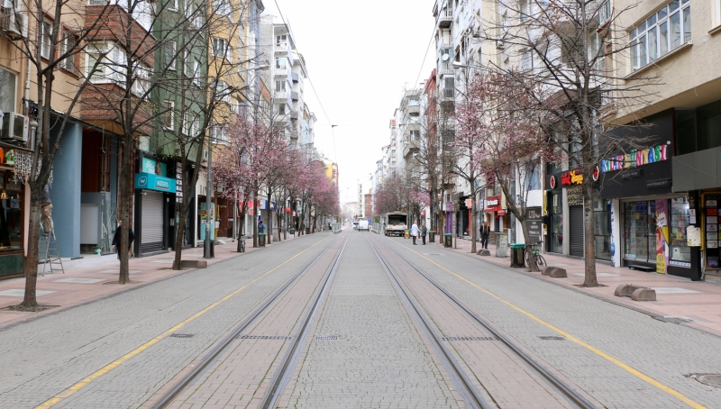 <p>Eskiehir'de yeni tip koronavirs (Kovid-19) tedbirleri kapsamnda 'evde kal' arsna uyulmas ve 65 ya ile stndekilere getirilen sokaa kma kstlamas sonucu normalde younluun yaand smet nn Caddesi'nde yaya ve ara younluunun olmad grld.</p>