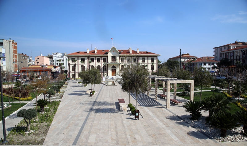 <p>Manisa Hkmet Kona ve nndeki Emekliler Park</p>