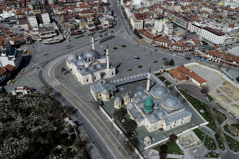 <p>Konya'da en youn alanlardan olan Mevlana Meydanna, sakinlik hakim oldu.</p>