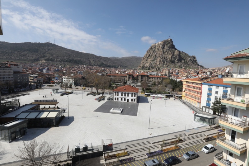 <p>Afyonkarahisar'daki Kent Meydannda Mevlana Meydanna, sakinlik hakim oldu.</p>