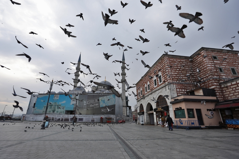 <p>Eminn'nde bulunan Yeni Cami Meydan</p>