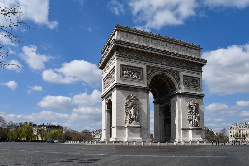 <p>Başkent Paris'te salgın nedeniyle caddelerde az sayıda insan olduğu görüldü.</p>