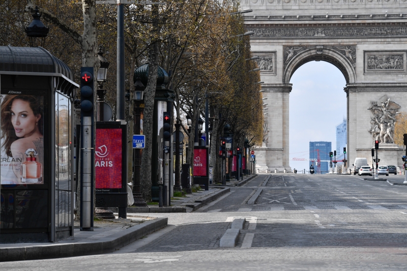 <p>Başkent Paris'te salgın nedeniyle caddelerde az sayıda insan olduğu görüldü.</p>