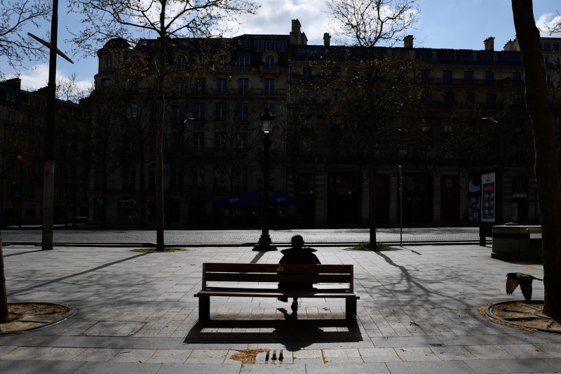 <p>Başkent Paris'te salgın nedeniyle caddelerde az sayıda insan olduğu görüldü.</p>