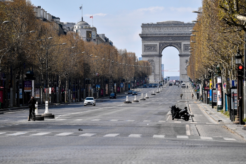 <p>Başkent Paris'te salgın nedeniyle caddelerde az sayıda insan olduğu görüldü.</p>