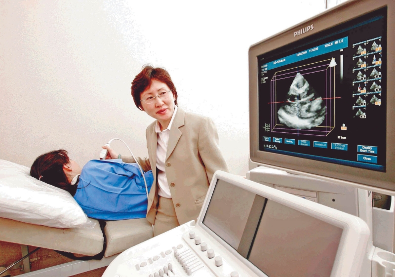 <p>Demirci: Hamilelik döneminde bağışıklık sisteminin zayıfladığı bilinmektedir. Bağışıklığın azalması hamile kadınları viral solunum yolu enfeksiyonlarına karşı daha yatkın hale getirmektedir. Ayrıca hamilelik döneminde solunum sisteminde bazı değişiklikler olmaktadır. Bu değişiklikler solunum yolu enfeksiyonlarının hamilelik döneminde daha şiddetli geçirilmesini de beraberinde getirmektedir. Yeni tip koronavirüs ile ilgili şu ana kadar elimizdeki veriler hamilelerde topluma göre artmış bir duyarlılık olmadığını göstermekle birlikte koronavirüsün bu yeni tipiyle dünya ilk defa karşılaştığı için elimizdeki veriler oldukça sınırlıdır. Daha önceki SARS ve MERS gibi farklı tip koronavirüs salgınlarında hamilelerin bu salgınlardan daha fazla etkilendiği görülmüştür. H1N1 grip salgınında da hamile bireyler daha ciddi problemlerle karşı karşıya kalmıştır. Bu nedenle anne adaylarının Kovid-19 salgına karşı daha tedbirli olmaları gerekmektedir.</p>