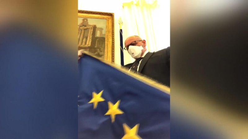 <p>Yerine İtalya bayrağı astı.</p>