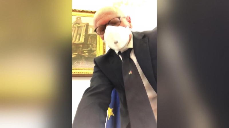 <p>İtalyanlar Avrupa Birliği’ne tepki olarak AB bayraklarını indirerek yerine İtalya’nın bayrağını çekti.</p>