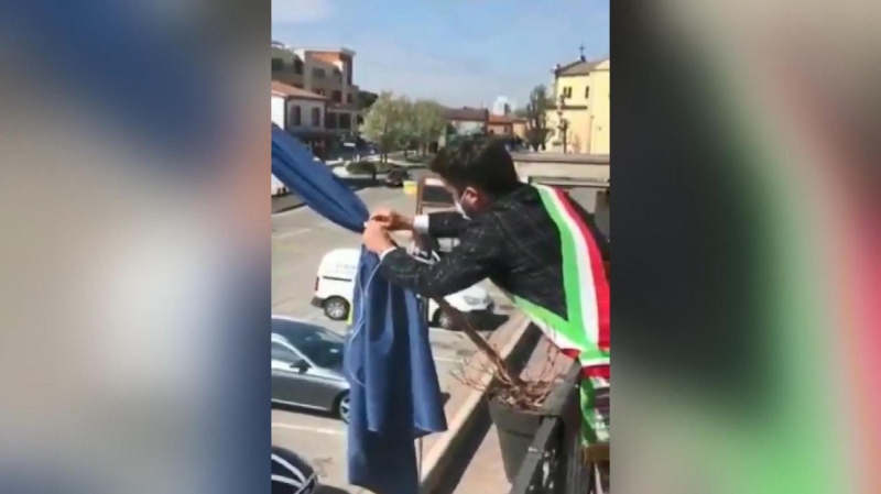 <p>Schiesaro belediye binasının önündeki AB bayrağını iple bağlayarak...</p>