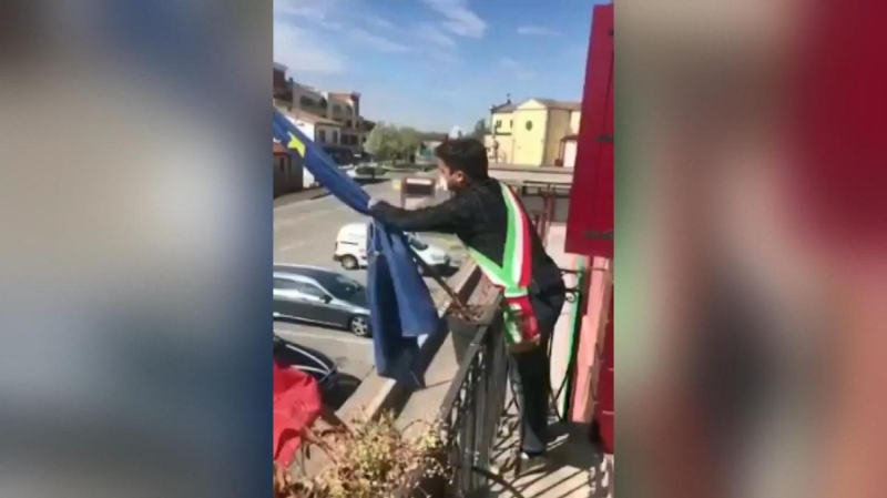 <p>Bu duruma tepki gösterdi, o anları da kameraya kaydetti.</p>