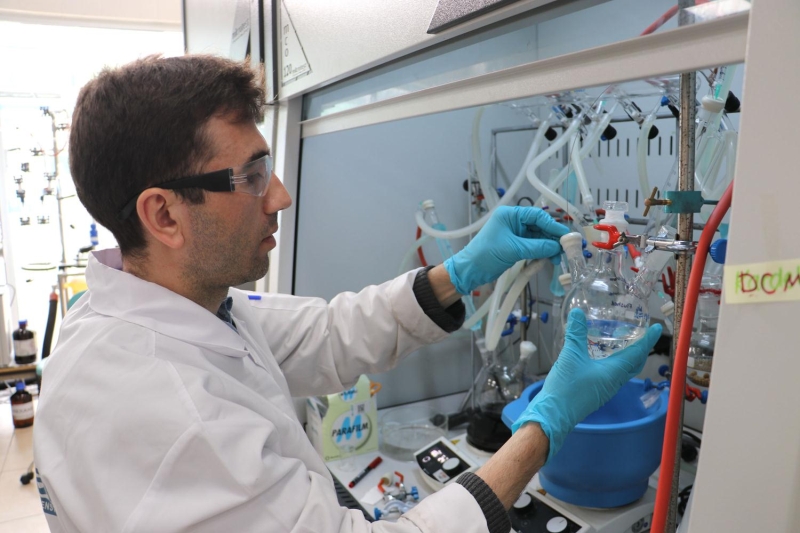 <p>Eti Maden İşletmeleri tarafından üretilecek, isim, ambalaj, fiyat gibi çalışmaları tamamlanan bor katkılı yerli üretim el dezenfektanı, 100 cc'lik şişelerde satılacak.</p>