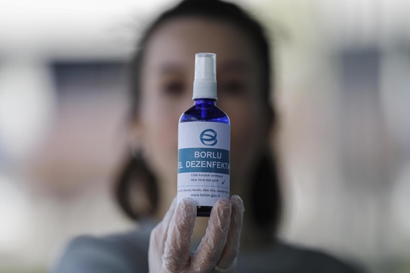 <p>Borlu el dezenfektanı, içeriği nedeniyle ellerin fazla kuruyup yıpranmasını önlüyor.</p>