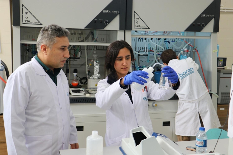 <p><b>CİLT DOSTU DEZENFEKTAN</b></p><p><br></p><p>İçinde alkol, aloe vera, lavanta yağı, çay ağacı yağı ve gliserin bulunan dezenfektan cilt dostu olarak gösteriliyor.</p>