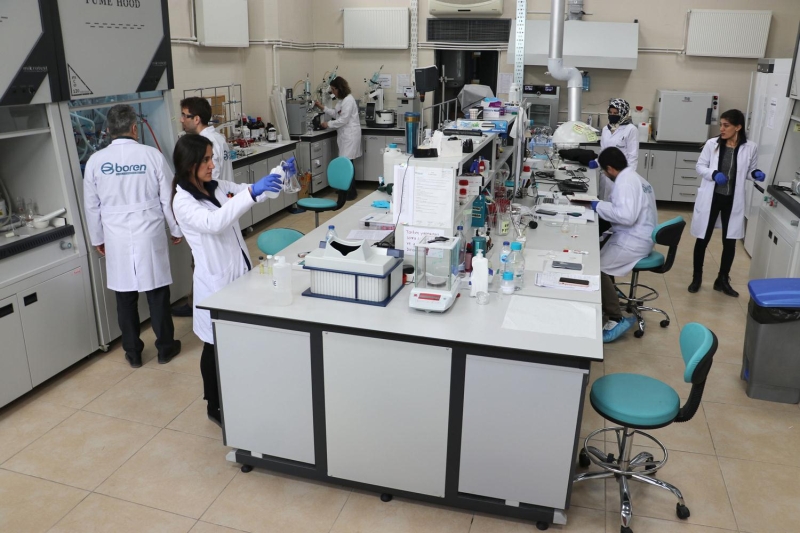 <p>Eli nemli bırakıp yumuşaklık hissi veren dezenfektan ayrıca içinde bulunan bor nedeniyle antimikrobiyal özelliği taşıyor. </p>