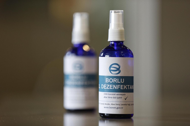 <p>Alkol ve esansiyel yağlar uçtuktan sonra borun elde kaldığı ve mikropları öldürüp yaraları iyileştirdiği ifade edildi.</p>