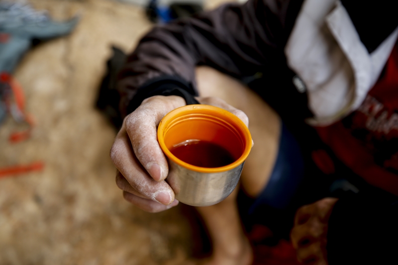 <p>İnsanların önceleri kendilerinin neden tırmandığını anlamadığını anlatan Akkaya, 'Bölge halkı ilk zamanlar 'Hazine mi arıyorsunuz?' diye tepki vermiş. Bazen bizi ilk defa görenler 'Ne işiniz var, keçi gibi tırmanıyorsunuz? Benim keçiler sizden iyi tırmanır.' diyor. Son zamanlarda bize iyice alıştılar.' dedi.</p>