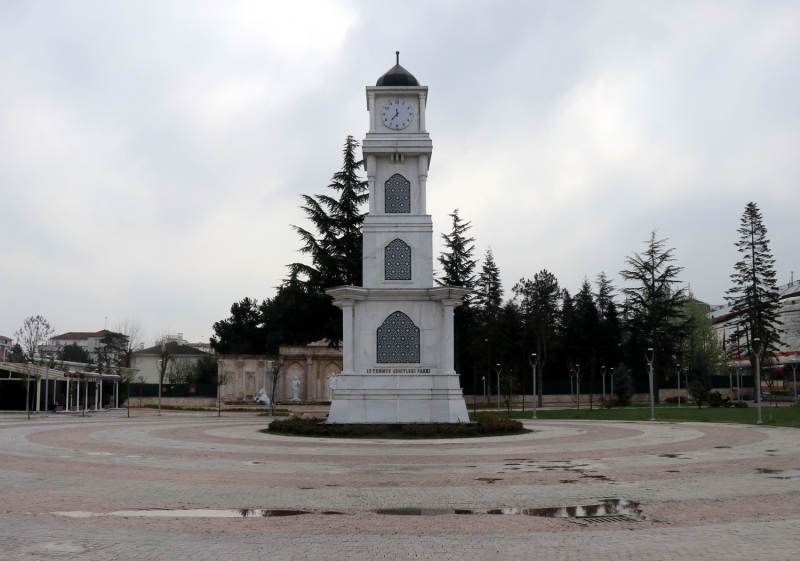 <p>Yeni tip koronavirs (Kovid-19) tedbirleri kapsamnda Dzce'de 'Evde Kal Trkiye' arsna byk oranda uyuluyor. Uyarlar dikkate alan vatandalarn, kent merkezinde bulunan 15 Temmuz ehitler Park'nda younluk oluturmad grld.</p>