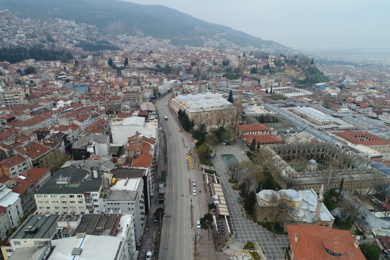 <p>Bursa'da, Kovid-19 riski ncesinde kalabalk olan blgeler gn sakin geiriyor. Tarihi Kapal ar ve Ulu Cami civar, Kent Meydan, 15 Temmuz Demokrasi Meydan bata olmak zere ehir merkezinde genellikle younluun olmad grld.</p>