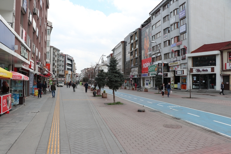 <p>Bolu'da 'Evde Kal Trkiye' arsna byk oranda uyuluyor. Vatandalarn uyarlar dikkate almasyla birlikte normal gnlerde youn olan Demokrasi Meydan ve Kent Meydan ile her iki meydan da birbirine balayan zzet Baysal Caddesinde younluk olmad grld.</p>