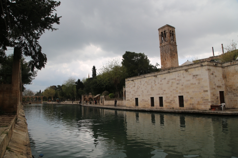 <p>anlurfa'da tarihi Balklgl yerlekesinde sessizlik hakim olurken, ehrin baz noktalarnda ise ksmen younluk gzlemlendi.</p>