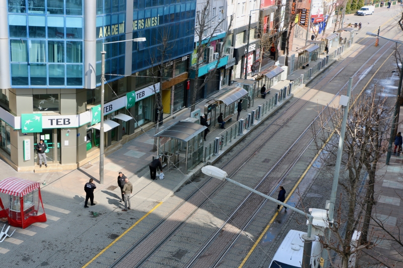 <p>Eskiehir kent merkezinde Vilayet Meydan'na kan ve smet nn Caddesi ile birleen ki Eyll Caddesi'nin sakin olduu gzlendi.</p>