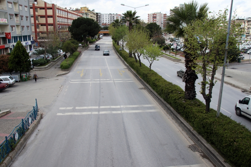 <p>Aydn'da baz cadde, meydan ve sokaklar ksmen bo kald.</p>