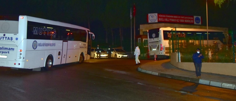 <p>Polis, AFAD, UMKE,  K�z�lay ve sa�l�k ekiplerinin haz�r bulundu�u yurtta karantina alt�na al�nanlar�n kay�tlar� yap�ld�.&nbsp;</p>