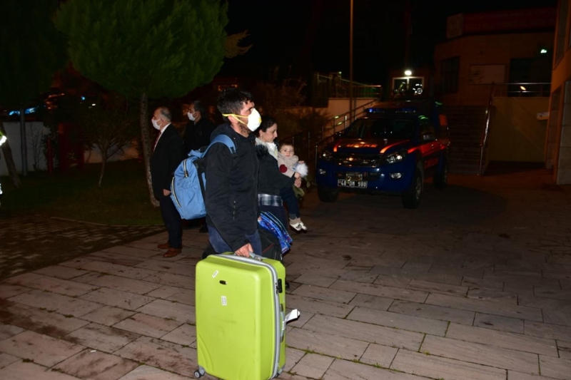 <p>Dalaman Havaliman�’na Azerbaycan’�n ba�kenti Bak�’den u�akla gelen 150 ki�i, sa�l�k kontrol�nden ge�irilerek otob�slerle Mu�la’n�n merkez il�esi Mente�e’ye getirildi.</p>