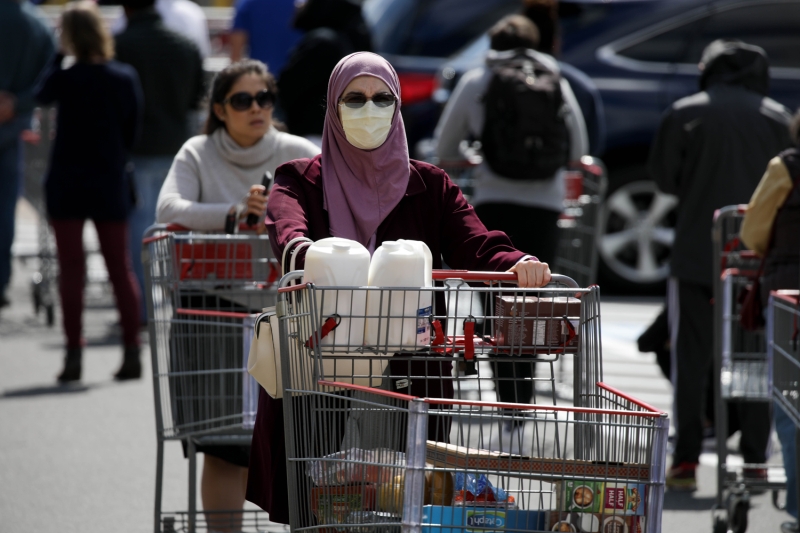 <p>Salgnn etkili olduu lkeler listesinde dnyada ilk srada bulunan ABD'de, vaka ve l says her geen gn artyor.</p>