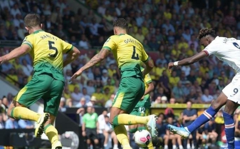 <p><strong>92 'SEYRCSZ' MA</strong></p><p>Masaya konan bir dier fikir ise 92 man tamamnn 'seyircisiz' bir ekilde oynatlmas. Her man TV'den yaynlanacak ekilde ayarlanmas ve maksimum TV gelirinin elde edilmesi eklinde oldu.</p>