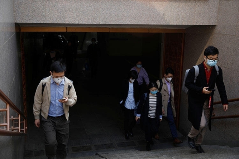 <p>Daha nceleri hayvandan insana bulat aklanan ancak sonra insandan insana da bulaabilen (havada veya yzeylerde bulunan virs ieren damlacklarn nefes yoluyla vcuda girmesiyle) virsn bulama oran 2020 Ocak ortasnda byme gsterdi.</p>