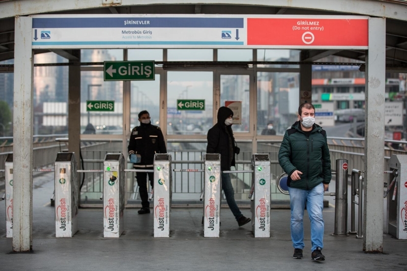 <p>Metro istasyonlar�nda yolculara s�k s�k maske takmalar� ve temizli�e �nem vermeleri konusunda uyar�larda bulunuldu.</p>