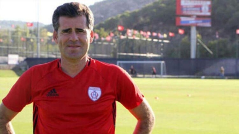 <p class='><b>TEK HANDKAPI VAR... </b></p><p>Erolu’nun zellikle altyapy kullanmadaki baars, birok potansiyelli gence sahip olan Fenerbahe asndan nemli bir avantaj. 47 yandaki hocayla ilgili en ciddi soru iareti ise Sper Lig’de takm altrmam olmas.</p>