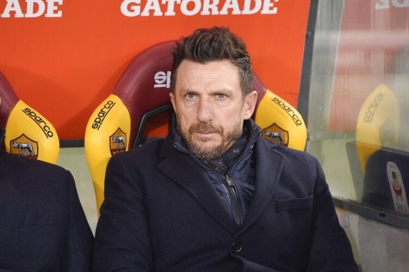 <p><b>EUSEBİO: TÜRKİYE'DEN TEKLİF ALDIM </b></p><p>Bir dönem Roma'da da çalışan ve ismi İspanyol ekipleri ile anılan teknik direktör Eusebio Di Francesco, Türkiye'deki bir takımdan teklif aldığını açıkladı. Bu açıklamanın ardından oklar Fenerbahçe'ye yöneldi.</p>