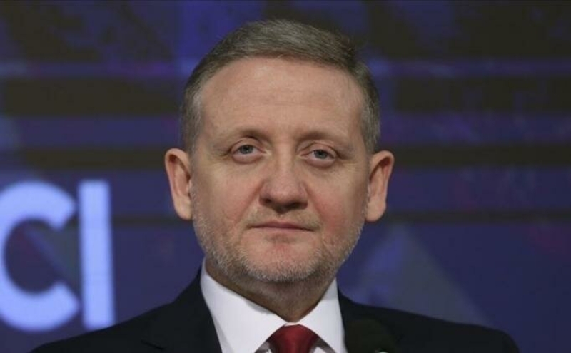 <p><strong>'DEVLET�M�ZLE �STES�NDEN GELECE��Z'</strong></p><p>Bir kere devletimiz b�t�n birimleri ile g�revinin ba��nda. Her yere yeti�meye �al���yorlar. Hastanelerde t�m tedbirler al�n�yor. Ama malzeme eksi�i olabilir. Biz de bu konuda vatanda� olarak elimizden geldi�i kadar destek olmal�y�z. G�n birlik g�n�d�r. Ba�ak�ehir y�netimi 1 milyon 14 bin TL, futbolcular ve teknik heyet de toplam 1 milyon TL olmak �zere toplamda 2 milyon 14 bin TL yat�rd�k. Hastaneden ��k�nca yard�m i�lerine devam edece�im. Bak�n herkes hasta olabilir. Devletimizle beraber �stesinden gelece�iz.</p>